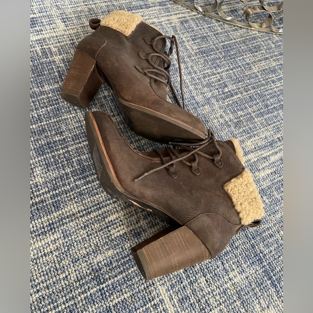 Leather uggs 9M